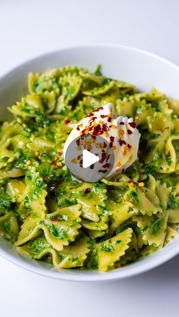 Healthy Food Prep 🌱🍳🥗🍝 on Instagram: "Pea Pesto Farfalle by @breadbakebeyond

Servings: 2-4

Ingredients:

2 1/2 cups fresh basil leaves
2 tbsp toasted walnuts
1/2 cup fresh peas (English peas recommended)
1/4 cup grated Parmesan cheese
2-3 garlic cloves
1/4 teaspoon salt
8 oz Farfalle pasta
Additional 2 tbsp grated Parmesan cheese for serving

For Serving:

2 tbsp crème fraîche (optional, can substitute with sour cream)
Drizzle of olive oil
Chili flakes

Instructions:

1. Cook the Farfalle pasta in a pot of boiling salted water according to package instructions. Drain, reserving one cup of cooking water. Aim for al dente.

2. Make the pesto: In a skillet over medium heat, add a bit of olive oil or unsalted butter and cook the peas with 2 tbsp water for about 5 minutes. Let cool. Usi Pesto Farfalle, Farfalle Pasta Recipes, Fresh Peas, Pea Pesto, Farfalle Pasta, English Peas, Toasted Walnuts, Chili Flakes, Basil Leaves