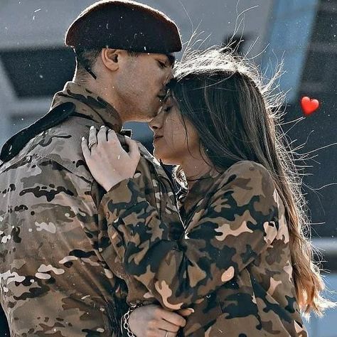 Army Couple Photography, Army Love Photography, Army Couple Pictures, Military Aesthetic, Army Couple, Military Couples, Romantic Couples Photography, Army Women, Military Love