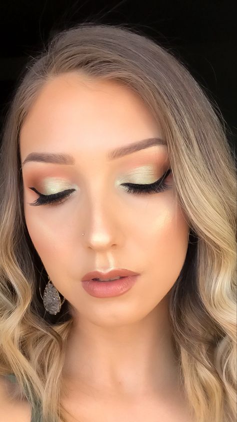 Makeup With Pista Green Dress, Simple Makeup Looks For Green Eyes, Makeup On Pista Green Dress, Makeup With Light Green Dress, Mint Dress Makeup, Mint Green Eye Makeup, Light Green Dress Makeup, Light Green Eyeshadow Looks, Makeup For Mint Green Dress