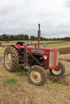 McCormick International Painting Rusty Metal, British Farm, Tractor Plow, Farm Vehicles, Tractor Photos, International Harvester Tractors, Tractor Pictures, Tractor Implements, International Tractors