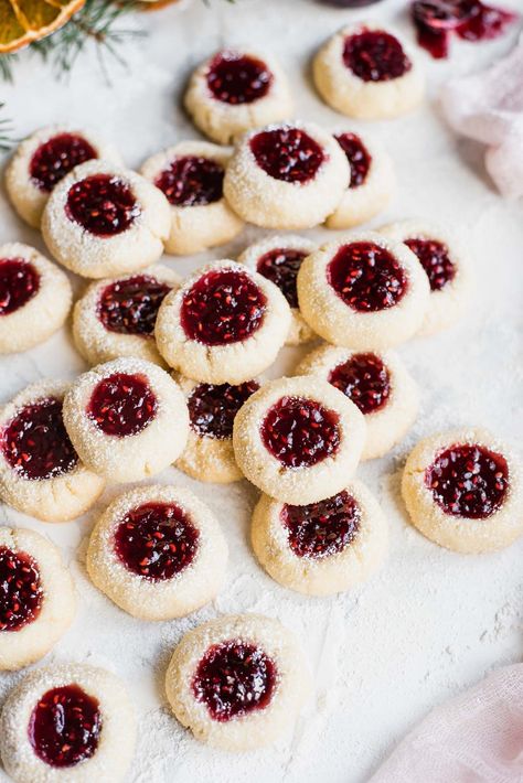 These Raspberry and Almond Holiday Thumbprint Cookies are known for melt-in-your mouth texture! Lava Cookies, Raspberry Thumbprint Cookies, Christmas Cookie Recipe, Thumbprint Cookies Recipe, Raspberry Cookies, Raspberry Almond, Almond Extract, Filled Cookies, Raspberry Filling