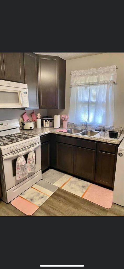 Kitchen Decor Apartment Themes, Baddie Kitchen, Baddie Apartment Ideas Kitchen, Baddie Kitchen Ideas, Apartment Decorating Baddie, Collage Dorm Room, Fancy Bedroom, First Apartment Essentials, Apartment Checklist