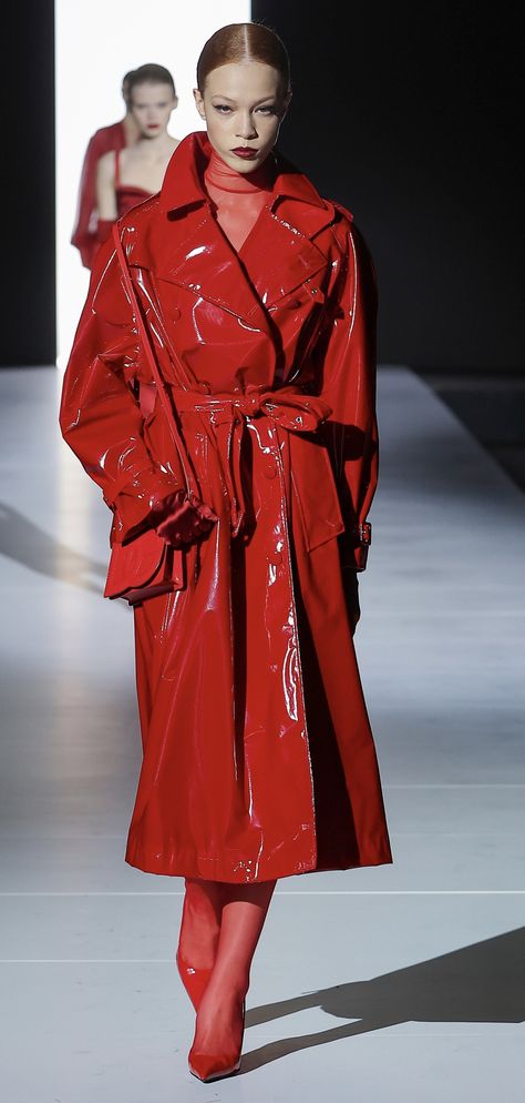 Red Trench Coat Outfit, Red Runway, Vinyl Jacket, Vinyl Fashion, Red Street, Rainwear Fashion, Trench Coat Outfit, Red Trench Coat, Fashion Magazines