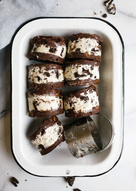 Brownie Ice Cream Sandwiches - Wood & Spoon Cookies And Cream Ice Cream, Brownie Ice Cream, Oreo Ice Cream, Ice Cream Cookie Sandwich, Chewy Brownies, Cream Ice Cream, Chocolate Sandwich, Ice Cream Sandwiches, Chocolate Sandwich Cookies