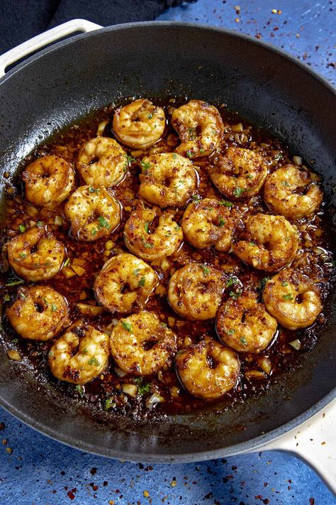 Chili Crisp Shrimp combines succulent shrimp with spicy, crunchy chili crisp, a bold and flavorful dish that's quick and easy to make, a great app or meal! Sesame Shrimp Recipes, Thai Chili Shrimp, Shrimp Asian, Creamy Jalapeno Sauce, Sesame Shrimp, Spicy Shrimp Recipes, Chili Shrimp, Chili Crisp, Thai Chili