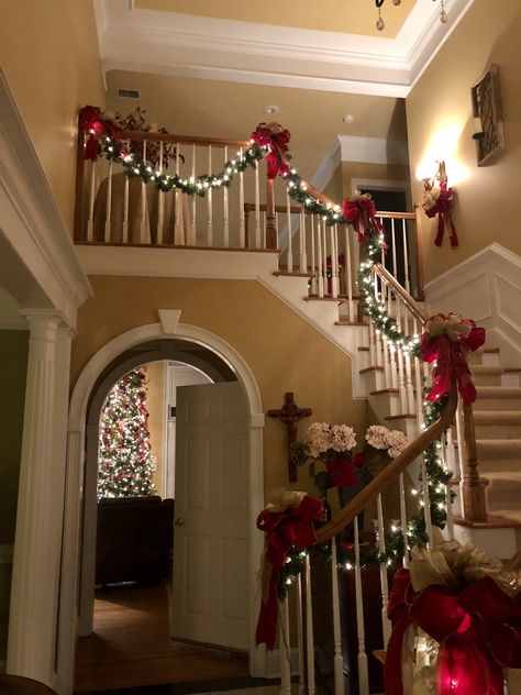 Christmas Decor Ideas For Hallway, Christmas Decor Foyer, Christmas Decor Entrance, Holiday Staircase Decor, Entrance Christmas Decor, Decorating Christmas Ornaments, Christmas Foyer Decor, Decor Christmas Ideas, Christmas Garland Staircase