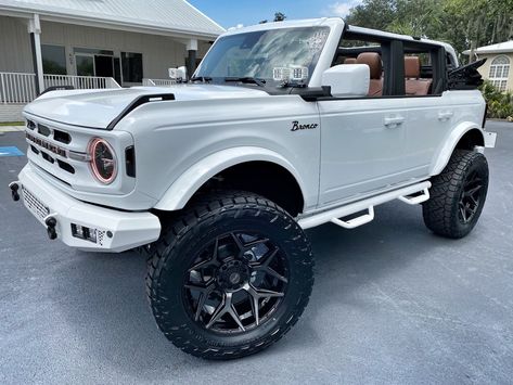 White 2 Door Bronco, Cute Car Exterior Ideas, White Bronco With Pink Accents, 2024 Bronco, Lifted Bronco, Red Bronco, Cars For Teenagers, Bronco Black Diamond, White Bronco