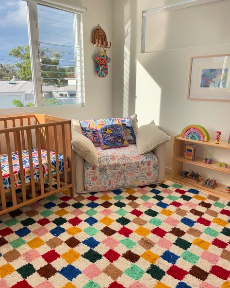 How to set up a colourful nursery that is Montessori and Steiner approved 🌈🌈🌈 🌈 Have a play shelf that your bub can access 🌈 Rotate the toys on the shelf rather than having everything out at once 🌈 Invest in wooden toys that last a lifetime, provide open-ended play opportunities and allow the child to do the work. We ♥️ @honeybeetoys @grimmswoodentoys 🌈 Choose a theme that will grow with your child so you don’t need to constantly replace and redecorate 🌈 Pack the room up together by sing... Fun Colorful Nursery, Primary Colors Nursery, Colorful Baby Boy Nursery, Colourful Baby Room, Whimsical Nursery Ideas, Colourful Nursery Ideas, Baby Room Colorful, Nursery Ideas Colorful, Maximalist Nursery