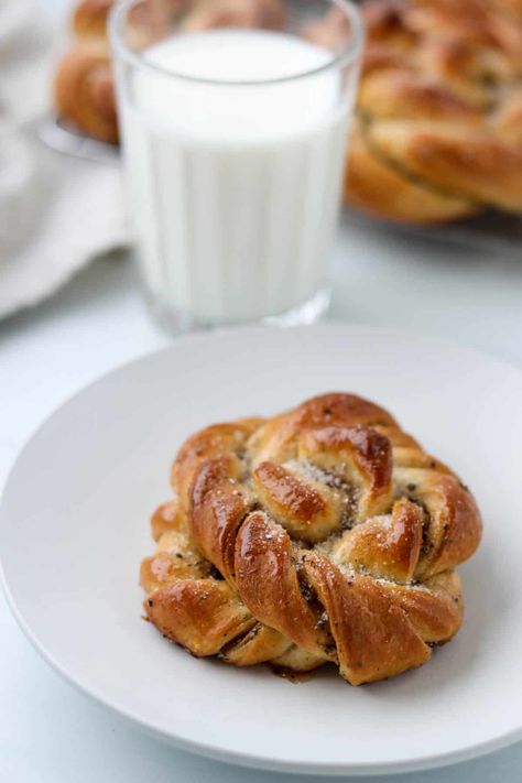 Swedish Donut Recipe, Brown Sugar Cardamom Buns, Swedish Kanelbullar Recipe, Danish Cardamom Buns, Swedish Buns Recipe, Easy Cardamom Buns, Cardamon Buns Recipe, Swedish Pastry Recipes, Swedish Cardamom Bread