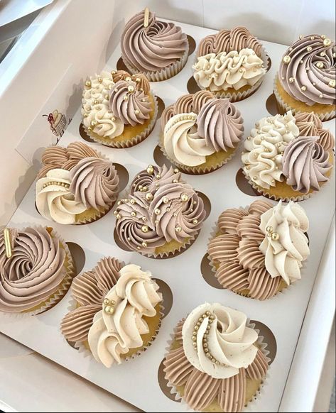 Beige 21st Birthday, 18th Birthday Treats, Brown And White Cupcakes, Boho Style Cupcakes, Coffee Cupcakes Decoration, Cream And Gold Cupcakes, Brown Cupcakes Aesthetic, Coffee Theme Cupcakes, Pink And Brown Cupcakes