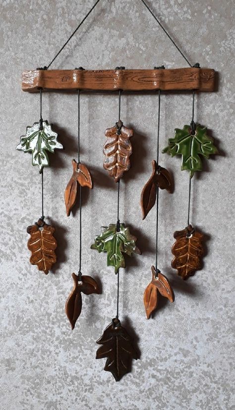 Diy Natural Wall Decor, Pottery Chimes Ideas, Clay Leaf Wall Hanging, Ceramic Leaves Pottery, Ceramic Nature Ideas, Air Dry Clay Leaves, Dried Leaves Decor, Clay Hanging Decor, Fall Air Dry Clay Projects