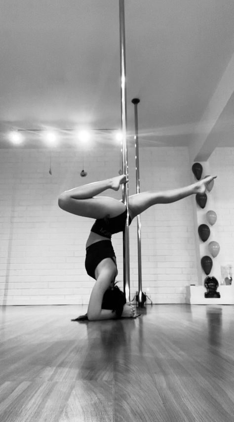 Pole Dance Class Aesthetic, Easy Pole Poses, Easy Pole Poses Photo Shoots, Beginner Pole Photoshoot Poses, Pole Dance Fotos, Pole Dance Aesthetic, Pole Dance Poses, Pole Dance Photography, Pole Aesthetic