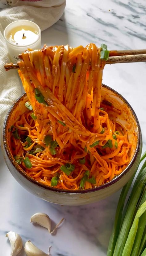 Gochujang Noodles, Spicy Korean Noodles, Chilli Garlic Noodles, Ramen Hacks, Red Pepper Paste, Korean Noodles, Pepper Paste, Plant Based Cookbook, Garlic Noodles