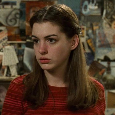 Anne Hathaway - Mia Thermopolis The Princess Diaries Hairstyles, Anne Hathaway Straight Hair, Anna Hathaway Young, Anne Hathaway Princess Diaries Outfits, Anne Hathaway Paparazzi, Mia Thermopolis Princess Diaries, Mia Thermopolis Hair, Anne Hathaway 90s Aesthetic, Young Anne Hathaway