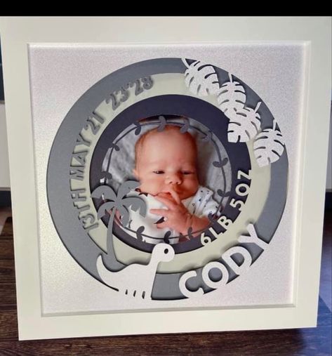 Cricut Baby Frame, Birth Announcement Shadow Box Cricut, Cricut Photo Frames, Cricut Nursery Projects, Baby Shower Cricut Ideas, Cricut Shadow Box Ideas, Cricut Frames, Baby Shadow Box, Birth Card