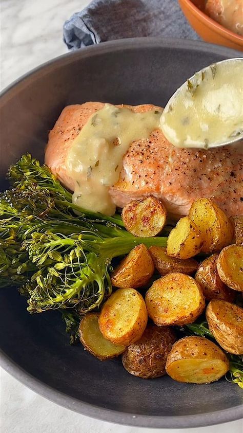 Baked Salmon Lemon, Plats Healthy, Sausage Soup, Healthy Food Dishes, Makanan Diet, Healthy Lifestyle Food, Healthy Food Motivation, Lemon Sauce, Health Dinner Recipes