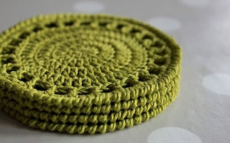 PATRÓN GRATIS Posavasos de Limón Cítrico en Crochet - Crochetisimo Crocheted Coasters, Crochet Coasters Free Pattern, Crochet Coaster Pattern, Crochet Dishcloth, Small Crochet, Crochet Kitchen, Crochet Buttons, Crochet Motifs, Crochet Coasters