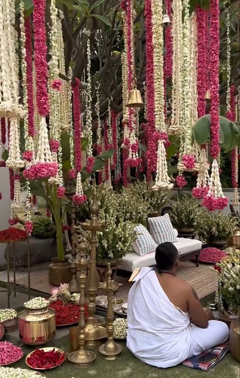 Indian Wedding In Nature, Intimate Hindu Wedding, Hindu Backyard Wedding, Simple Temple Wedding Indian, Jasmine Wedding Decor, Malayali Wedding Decor, Hindu Wedding Aesthetic, Tree Backdrop Wedding, Indian Wedding Mood Board