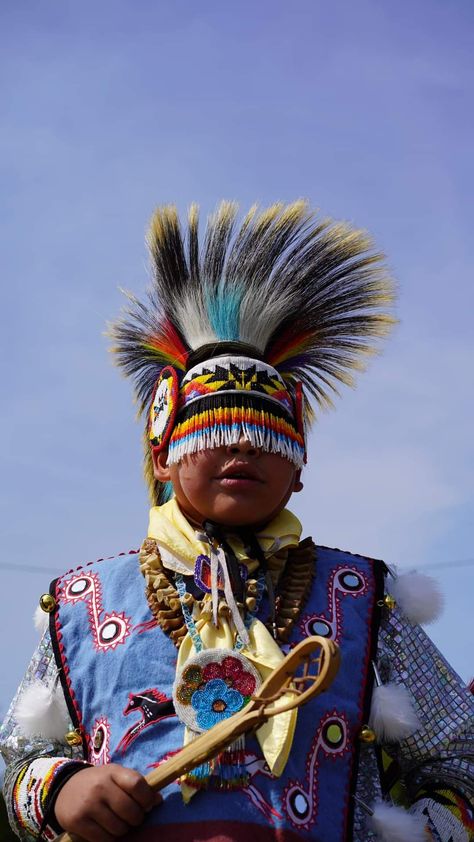 Mens Chicken Dance Regalia, Mens Fancy Dance Regalia, Mens Grass Dance Regalia, White Fancy Shawl Regalia, Regalia Beadwork, Men’s Woodland Regalia, Grass Dance Outfits, Native Women, American Dance