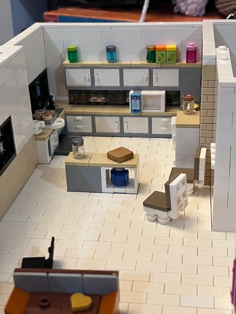 Lego Kitchen Ideas, Lego Modern House, Lego House Ideas Furniture, Lego Diy Projects, Lego City Display, Lego Home, Lego Mansion, Lego Kitchen, Plastic Bricks