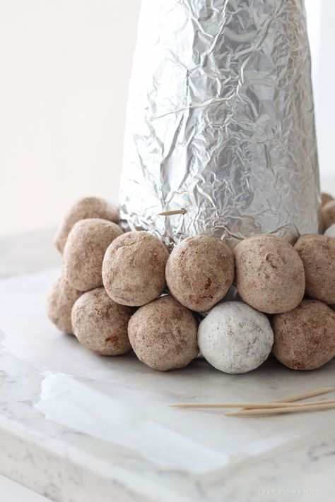 Donut Hole Tree, Brunch Food Ideas, Baby Shower Brunch Food, Traditional Christmas Food, Brunch Food, Birthday Breakfast, Donut Holes, Baby Shower Brunch, Donut Party