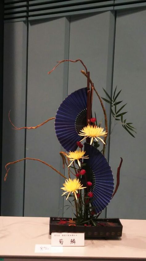 Flower Arrangements Japanese, Modern Ikebana Flower Arrangement, Ikebana Japanese, Flowers Arrangements Ideas, Art Floral Japonais, Japanese Floral Design, Japanese Flower Arrangement, Ikebana Arrangement, Architectural Masterpieces