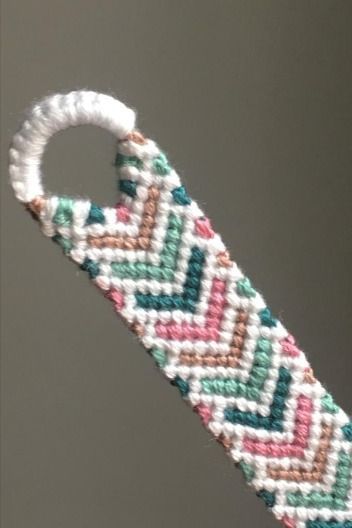 easy and very simple twist to the classic chevron Chevron Bracelet With Border, Bordered Chevron Bracelet, Chevron Borders, String Bracelet Patterns, Chevron Bracelet, Bracelets Patterns, Diy Friendship Bracelets Patterns, Friendship Bracelets Diy, String Bracelet