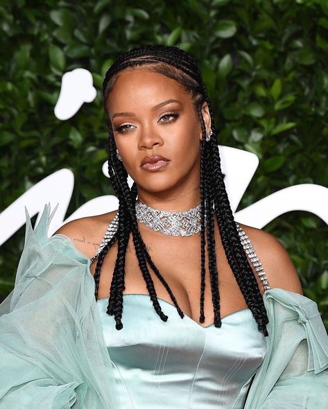 Rihanna on Instagram: “She’s the most beautiful woman ever 😫😍” Rihanna Fan, Rihanna Style, British Fashion Awards, Fulani Braids, Rihanna Fenty, Beach Landscape, Fenty Beauty, Rihanna, Braided Hairstyles