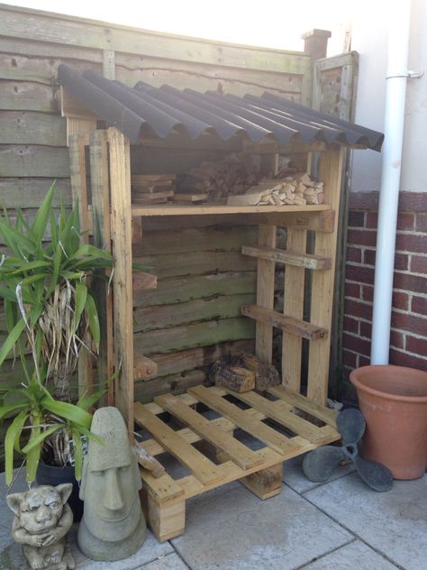 Diy Wood Store Outdoor, Log Store Pallet Ideas, Pallet Wood Fire Storage, Log Store Pallet, Pallet Wood Store, Pallet Log Store Diy, Pallet Log Store, Log Store Outdoor, Pallet Wood Shed