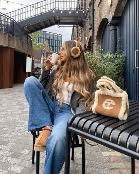 Earmuffs Outfit, Winter Outfits Casual Leggings, Uggs Outfit Winter, Dinner Outfit Winter, Oat Milk Latte, Ugg Earmuffs, Cosy Vibes, Amazon Shoes, Shoes Ugg