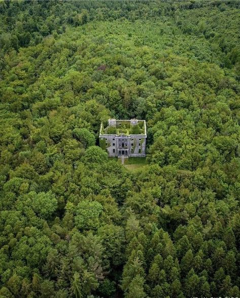 Abandoned Places on Twitter: "An abandoned mansion in the Irish forests.… " Desert Places, County Mayo, Castles In Ireland, Abandoned Mansion, Abandoned Castles, Alam Yang Indah, Abandoned Houses, Winter Garden, Abandoned Places