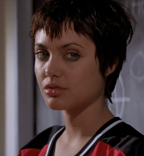 The Tourist Angelina Jolie, Hackers 1995, Angelina Jolie Hair, Angelina Jolie Tattoo, Angelina Jolie 90s, Angelina Jolie Movies, Angelina Jolie Makeup, Angelina Jolie Style, Brad Pitt And Angelina Jolie