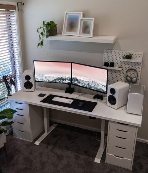 White Desk Setup, Small Game Rooms, Gaming Desk Setup, Computer Gaming Room, Computer Desk Setup, Gamer Room Decor, Video Game Room Design, Video Game Rooms, White Desk