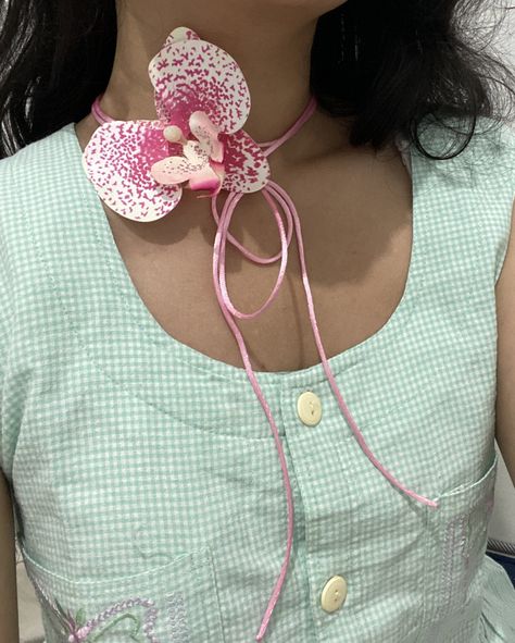 Chica Cool, Contemporary Jewelry Design, Campaign Fashion, Clothing Details, Jewelry Inspo, Pretty Jewellery, Flower Necklace, Fashion Item, Orchids