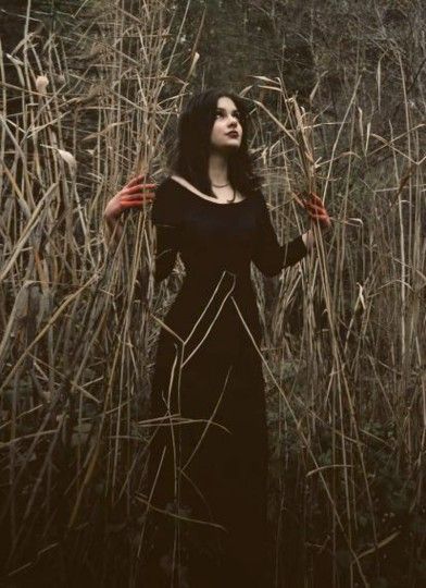 Witch Photos, Photography Dark, Dark Portrait, Halloween Photography, Morticia Addams, Fantasy Photography, Halloween Photoshoot, Beltane, Ideas Photography