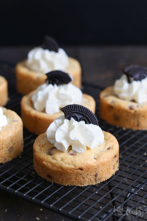 (Mini) Chocolate Chip Oreo Cookie Cakes | Bake to the roots Mini Cookie Cakes, Mini Cookie Cake, Oreo Cookie Cake, Cottage Bakery, Oreo Stuffed Chocolate Chip Cookies, Food Business Ideas, Cookie Cakes, Oreo Recipes, Oreo Cookie