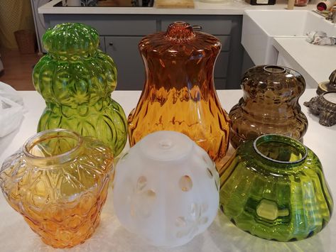 vintage glass lamp globes Upcycle Chandelier Diy, Suburban Farm, Backyard Corner, Lamp Craft, Fence Decorations, Glass Totems, Glassware Garden Art, Garden Totem, Garden Totems