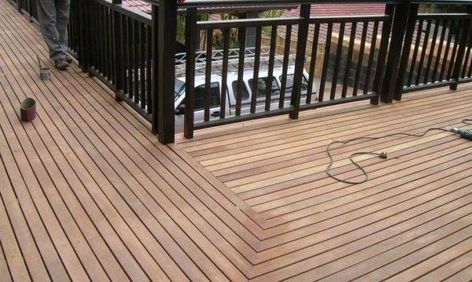 L Shaped Deck Ideas, L Shaped Deck, Deck With Built In Seating, Covered Deck Designs, Deck Patterns, Curved Deck, Deck Remodel, L Shaped House, Porch House Plans