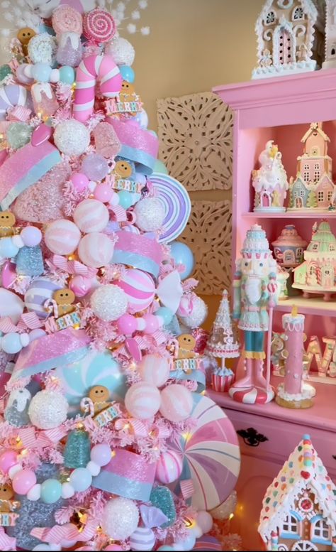 Pink Candy Land Christmas Decorations, Christmas Pastel Decor, Pastel Candy Christmas Tree, Candy Themed Christmas Tree, Candyland Tree, Navidad Pink, Girly Christmas Tree, Sugarplum Christmas, Candyland Christmas Tree