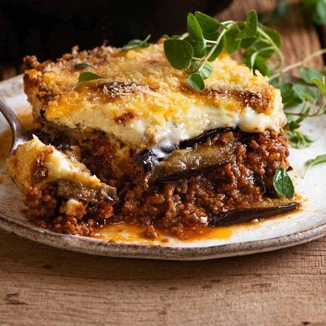 Traditional Greek Moussaka Recipe, Zucchini Aubergine, Moussaka Recipe, Eggplant Lasagna, Recipetin Eats, Recipe Tin, Greek Flavors, Greek Dishes, Eggplant Recipes