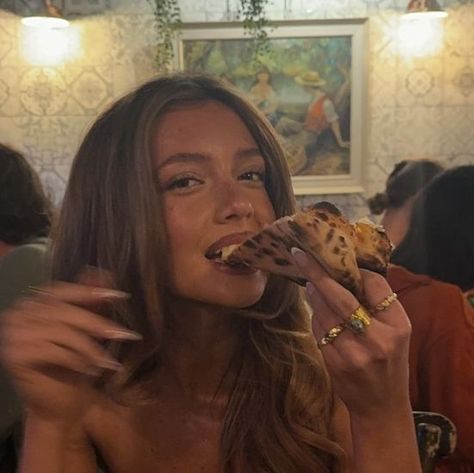 Belle Rose ☆ on Instagram: "what flavour" Date Pizza, Date Pics, Greece Girl, Pizza Date, Pizza Aesthetic, Foodie Pics, Italian Girl, New York Pizza, Shabby Chic Dining