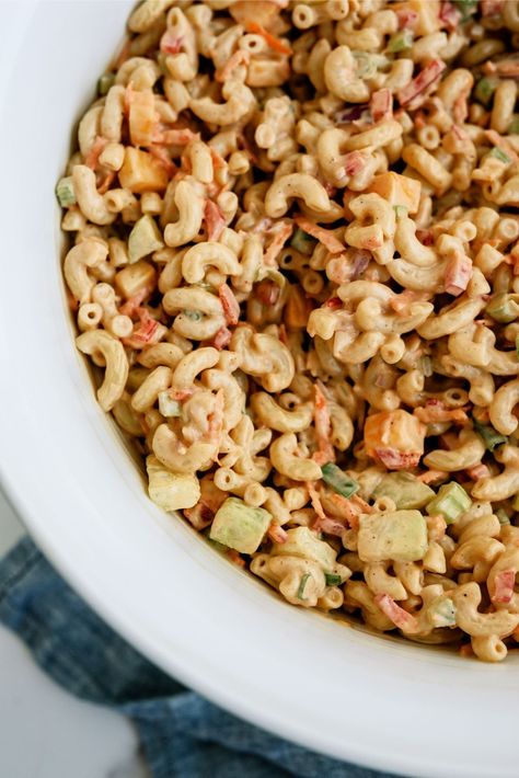 If you are looking for the perfect summer side dish, this BBQ macaroni salad recipe is to die for. It is great for cookouts this summer! Bbq Macaroni Salad, Pasta And Veggies, Pasta With Mayonnaise, Creamy Pasta Salads, Mac Salad, Quick Food, Macaroni Salad Recipe, Six Sisters, Potluck Dishes