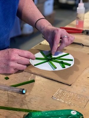 Glass Fusing With Stringers, Fused Glass Coral Bowls, Fused Glass Bowls Ideas, Fused Glass Ideas Tutorials, Glass Fusing Projects For Beginners, Fused Glass Art Ideas, Fused Glass Ideas For Beginners, Fused Glass Coral, Bead Dragonfly