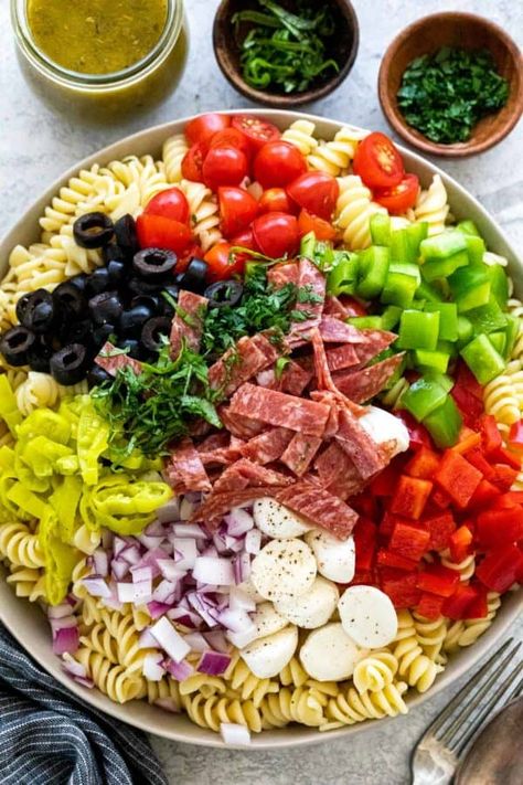 Italian Dressing Pasta Salad, Awesome Salads, Easy Italian Pasta, Cooking Veggies, Easy Italian Pasta Salad, Herb Vinaigrette, Italian Pasta Salad, Armenian Recipes, Cold Pasta