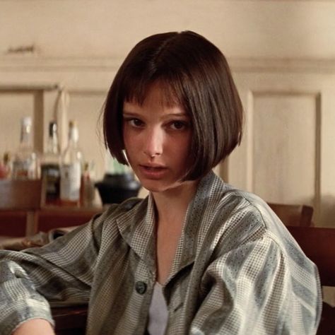 Natalie Portman The Professional, Natalie Portman Mathilda, Leon The Professional Mathilda, Natalie Portman Leon, 90s Model Aesthetic, Mathilda Lando, The Professional Movie, Leon The Professional, Cute Hairstyles For School