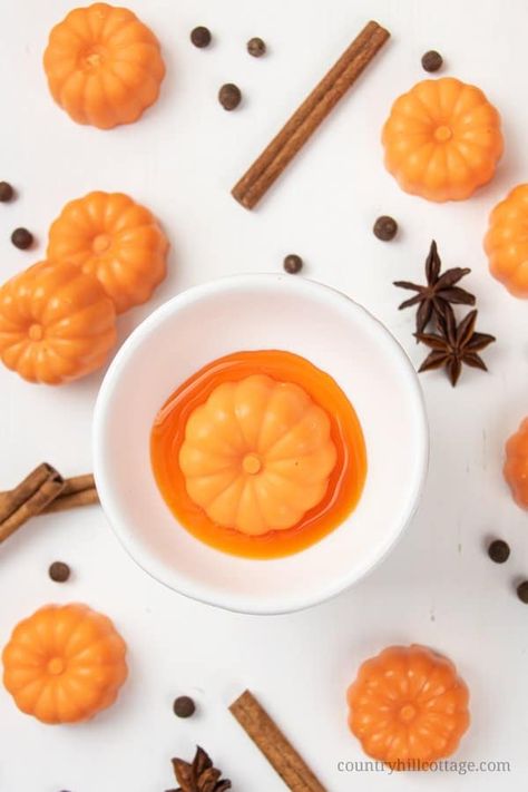 Cute pumpkin spice wax melts. This homemade scented wax melts recipe makes the perfect fall craft idea! See how to make easy pretty DIY fall wax melts with soy wax and essential oils. Unique natural non toxic wax tarts are perfect to fragrance your house naturally and make a lovely handmade gift idea for autumn and the holiday season. With tips for warmer and burner, storage, reuse, how to use, how to clean. #waxmelts #waxtarts #diywaxmelts #essentialoils #homefragrance | countryhillcottage.com Pumpkin Wax Melts, Autumn Wax Melts, Fall Wax Melts, Wax Melts Recipes, Diy Wax Melts, Melt Recipe, Soy Melts, Handmade Wax Melts, Diy Wax