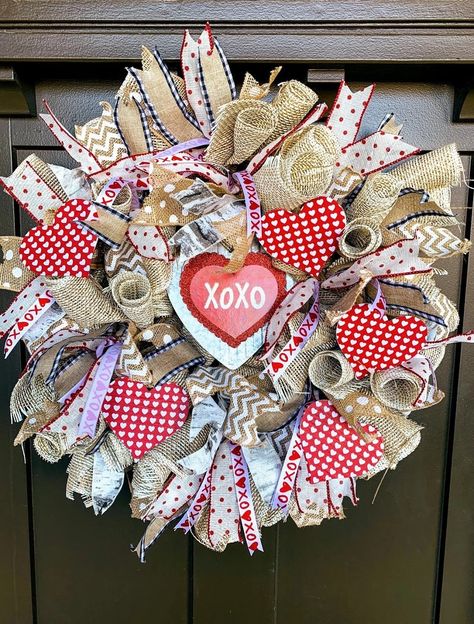 Wreath Ideas Year Round, Burlap Wreath Ideas, Colorful Wreaths, Valentine Frame, Burlap Ribbon Wreaths, Ribbon Wreath Diy, Baseball Wreaths, Valentine Centerpieces, Valentine's Day Wreath