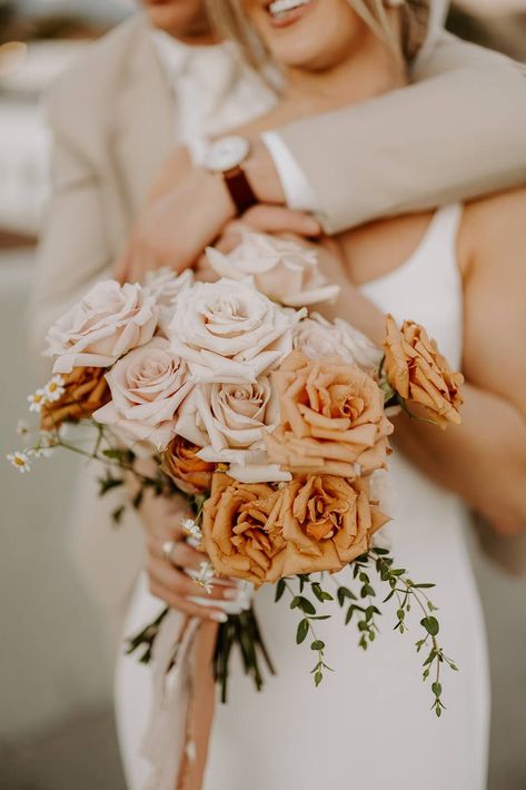 Toffee Rose, Fall Wedding Trends, Franciscan Gardens, Wedding Sunset, Romantic Outdoor Wedding, Flower Arrangement Designs, Rose Wedding Bouquet, Modern Flower Arrangements, White Wedding Bouquets