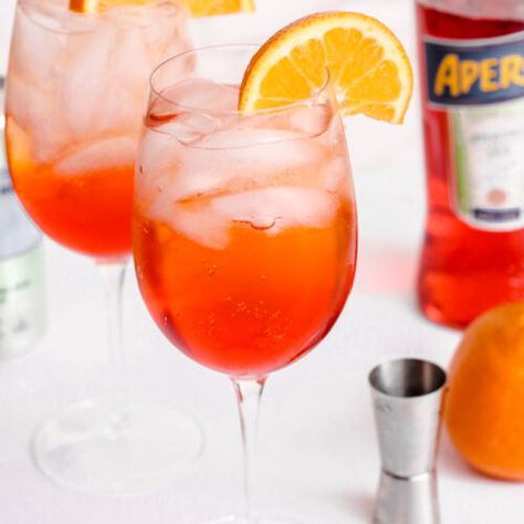 Classic Aperol Spritz Recipe (3-2-1) - Savoring Italy Italian Aperol Spritz Recipe, Apperal Spritz Recipe, Aperol Spritz Mocktail, Apperal Spritz Ingredients, How To Make Aperol Spritz, Aperol Recipes, Buffett Ideas, Lemon Cocktails, Fruity Summer Cocktails