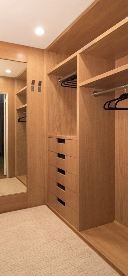 Small Closet Room, Natural Veneers, Contemporary Closet, Clothes Cabinet, Walking Closet, Bedroom Cupboard, Walk In Closet Design, Closet Design Layout, Bedroom Cupboard Designs